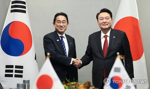 아시아태평양경제협력체(APEC) 정상회의 참석차 미국을 방문한 윤석열 대통령이 16일(현지시간) 샌프란시스코 한 호텔에서 열린 한일 정상회담에서 기시다 후미오 일본 총리와 악수하며 기념촬영을 하고 있다.   [샌프란시스코=연합뉴스]